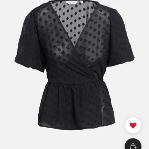 Svart blus - Helt ny. Beställer in om någon vill ha den. Orginalpris är 603kr. Pris kan diskuteras! 