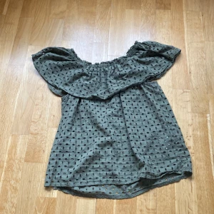 ofshoulder tröja - skitsnygg ovshoulder tröja säljer för att den är för stor och kommer inte till användning!🩷 pris går att diskutera