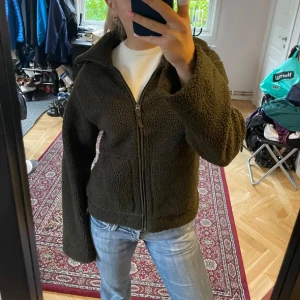 Hm pile jacka - Grön populär pile jacka från hm som är slutsåld och har kvar alla lappar och aldrig använd❤️
