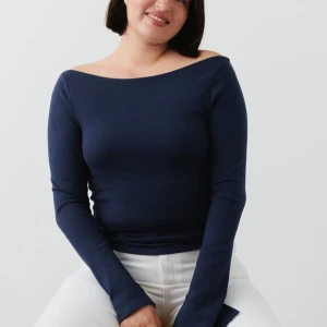 Marinblå tröja  - Mjuk och gosig marinblå långärmad tröja med slitz i ärmarna. Boat neck modell från Gina Tricot i storlek S. Normal men ganska stretchig i storleken. Använd ett fåtal gånger. Säljer pga att jag jag dubbletter. Nypris 230 kr🌸