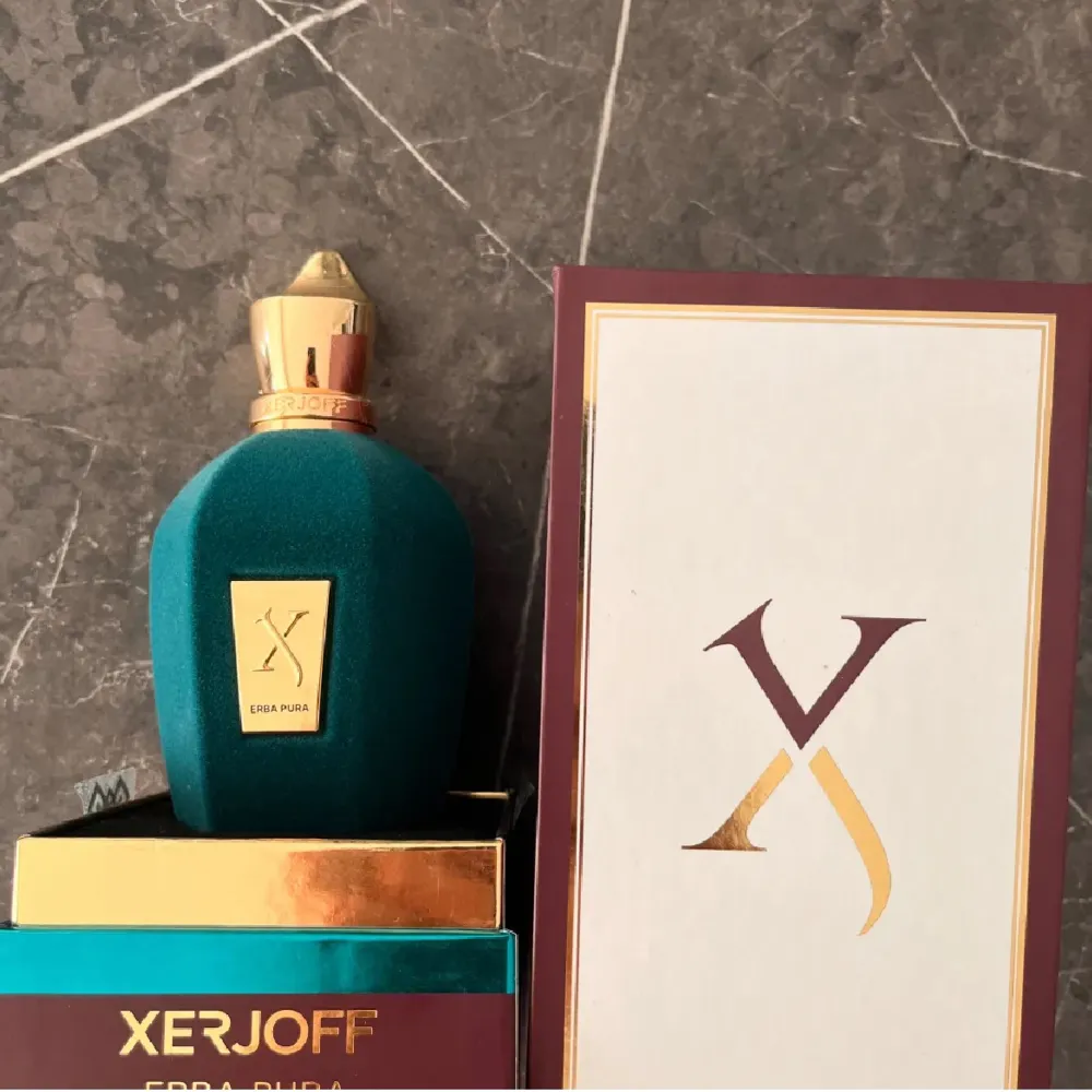Xjeroff erba pura köpt i Paris för 2300 paket kommer med och fråga om mer bilder om det behövs. Unisex vanilj och frukt doft som håller länge. Säljer eftersom jag tappade intresse av lukten efter 2 veckor. Pris kan diskuteras i snabb affär . Perfume.