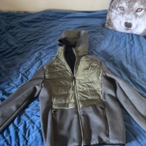 Cardigan från Jack and Jones  - Cardigan från Jack and Jones, är small men kan passa någon som är en mindre medium. Köp fler varor för bättre pris!köp 2 plagg från mig och få 10% rabatt