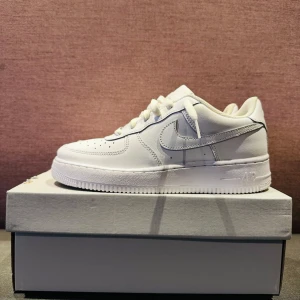 Air force one - Tja, säljer dessa air force one som inte används längre. Har används två gånger och är för små nu. Dom är typ i nyskick. Skriv om några frågor.
