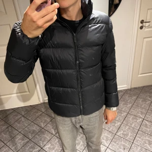 Vinter jacka  - Säljer denna snygga vinter jacka från zara i storlek S dock trasig där bak. Nypris är ca 799kr. Kom gärna med prisförslag!