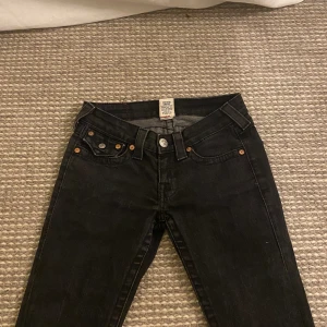 True religion jeans  - Hej jag säljer ett par super fina lågmidjade True religion jeans, säljer pågrund av att de aldirg kommer till användnig!  Ej utsvängda nedtill 
