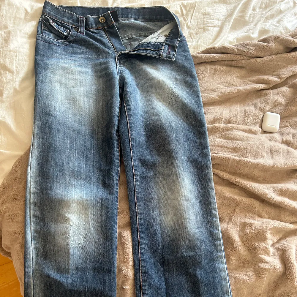 Low waist jeans från Rebel i storlek xs❤️midjan: 25 & längden:105cm🌹Säljer för 590kr❤️Skriv om ni är intresserade priset kan diskuteras❤️Kan va en skavank under ena fickan men vet ej är endast använda 1 gång på skolfoto❤️. Jeans & Byxor.