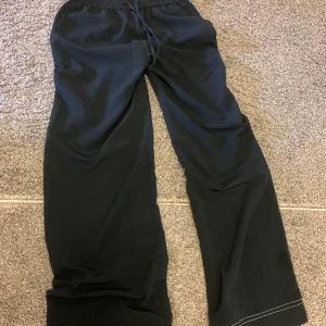 Svarta rakben luftiga byxor - Plagget är jättefin och ger dig illusionen av det finaste kroppsformen! Använd några få gånger men ser fortfarande ut som ny!