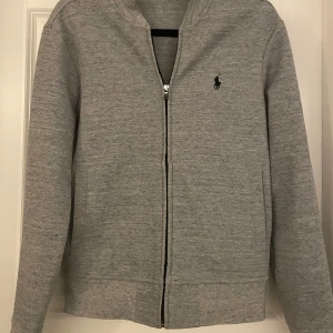 Ralph lauren sweatshirt  - Säljer min Ralph lauren hoodie. Endast använd en gång. Tröjan är i ett väldigt bra skick och har inga märken.