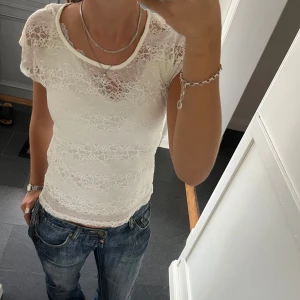 Vit spetstopp - Vit spetströja från KappAhl i fint skick. Kan inte hitta storlek men skulle säga S. Använd gärna köp nu!