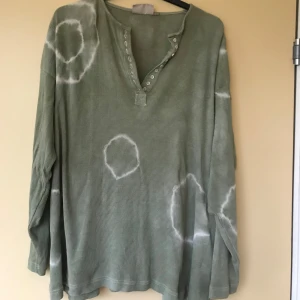 Tröja - Långärmad tröja med batikmönster!   Fler bilder kan skickas!