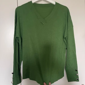 Tröja  - Helt ny Storlek M-L 