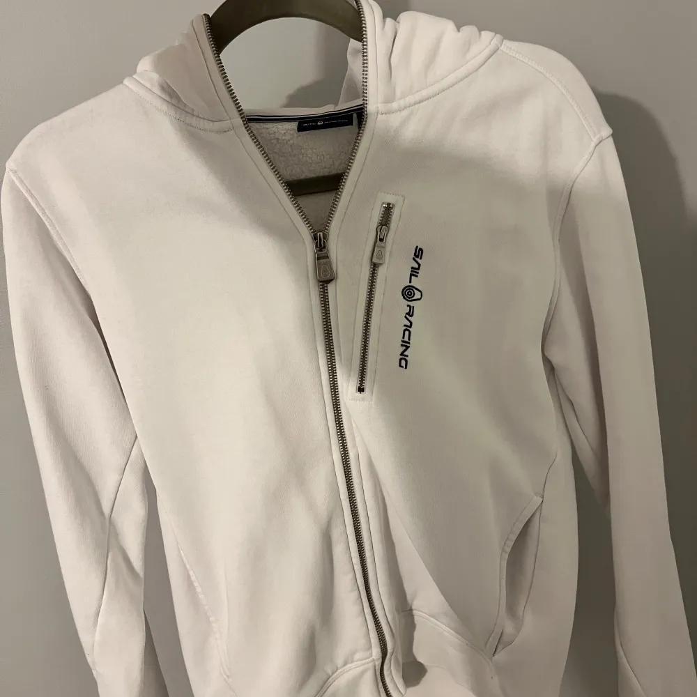 Nästan helt oanvänd! Storlek XS Ordinarie pris 1400 kr . Hoodies.