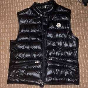 Moncler Gui Väst - Köpt i USA, knappast använd, pris kan oxå diskuteras