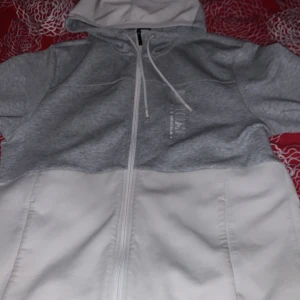 Hugo boss hoodie - Hugo boss hoodie, storlek L men passar M rätt bra också äkta såklart