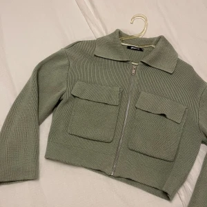 Kofta Gina Tricot  - Storlek xs grön  Använd i fint skick 