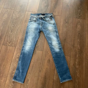 Replay Anbass - Replay Anbass byxor. 29W 32L. Passar för en person runt 170 cirka. Själv är jag 174 och säljer för att de är för små. Priset är inte hugget i sten, kom med förslag! Fråga gärna om fler bilder av dessa få antal använda byxor