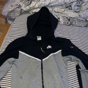 Nike tech flecce grå/svart (sällsynt) - Tjena, säljer nu min nike tech fleece dress pga den aldrig används, andvänd ett få tal gånger men sen har den bara varit i garderoben. Storleken på koftan är Herr XS men den är mycker större så den passar mer till S/M och byxorna är S. Inga håll. MVH