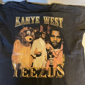 Kanye West Tee - Sjukt fet ”stone washed” Kanye West T-Shirt  S men den är Oversized så passar M-L också   Skick 8/10 