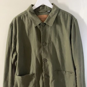 Overshirt - En overshirt från only & sons. Den är i okej skick. De ba skriva om du har frågor eller funderingar :)