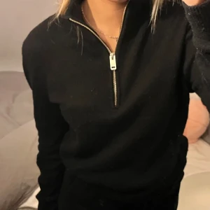 Svart stickad med zip - Säljer denna zip tröja jag köpt från en tjej här på Plick. Aldrig använt och är i jätte bra skick!