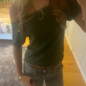 Off-shoulder topp! - off-shoulder topp i supersnygg grön färg 💚 (Den har en knytning i midjan, som jag stoppat in på bilden)