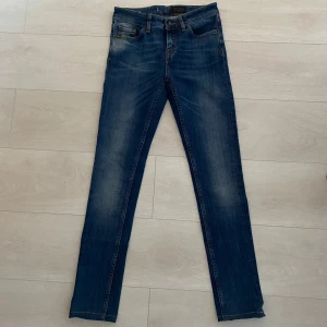 Tiger of Sweden jeans 25/32 - Säljer ett par Tiger of Sweden jeans i storlek 25/32, För endast 199kr!! Skicket är 10/10 Hör av dig vid minsta fundering. 🤔