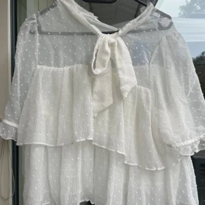 Blus - Använd endast en gång men säljer för att den inte kommer till användning💓