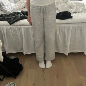 Mjukisbyxor  - Detta är ett par mjukisbyxor från lager 157. Dom är jätte fina och jätte sköna! Jag älskar dom men dom har tyvärr blivit för små. Dom är super mysiga nu när det börjar bli kallare ute. 