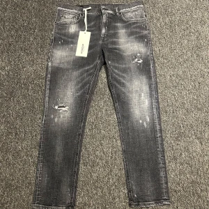 Dondup jeans - Säljer mina helt nya dondup jeans då jag aldrig har fått någon användning av dom. De är helt nya med tags kvar. Slim fit stl 31 i midja och 30 i längd. Svart/grå med slitningar. Nypris på dessa är 4000, mitt pris 2000. Hör av er för andra frågor mm.