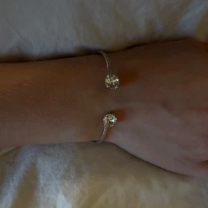 CAROLINE SVEDBOM armband  - Ett jätte fint Caroline Svedbom armband. Knappt använd och i jätte bra skick. Om du vill ha fler bilder skriv i dm. Lådan följer med. Ordinarie pris 595, säljs för 400