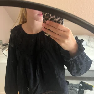 Marinblå blus - Säljer en jätte fin marinblå blus från gina young i storlek 170. Den är i bra skick och inga fläckar💗