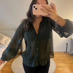 Grön blus  - Grön genomskinlig blus från zara. Säljer då den inte kommer till användning längre men är i nyskick. Skriv för fler bilder💚
