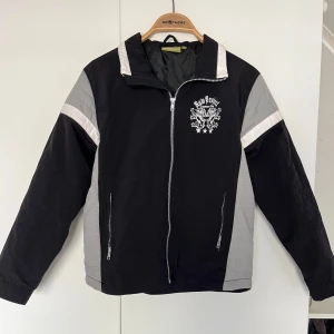 Svart Jacka - Svart/grå/vit luftig jacka. Enkel snygg till jeans