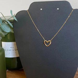 Halsband - Hjärthänge - Egengjort guldfärgat halsband i rostfritt stål. Hjärtat går att förflytta på kedjan så att det kan ha olika utseenden. 🩶Kolla gärna resten av mina annonser för samfrakt.