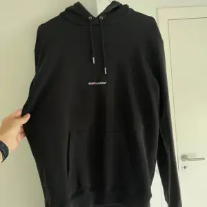 Intressekoll! Överfet saint Laurent hoodie. Storlek S. Kvitto tillkommer. Nästan helt nyskick använd fåtal gånger. Vid frågor och funderingar kom dm💯                                                                         Mvh Doré.reselll