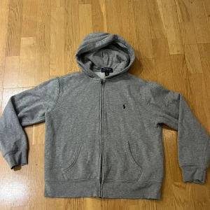 Ralph lauren hoodie - Skick 6/10. Size 10-12 år/ 150 cm. Köpt för 1195 kr. Pris kan diskuteras 
