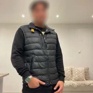 Parajumpers väst - Bra skick 9/10. Säljer pga att jag inte använder längre.