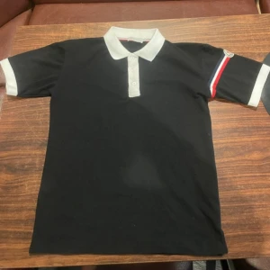 Moncler piké  - Moncler piké storlek M Mycket bra skick!