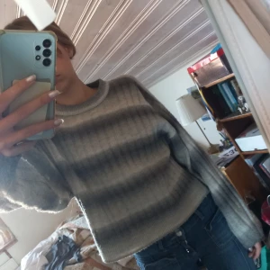 Grå randig stickad tröja  - Använd några gånger. Lite noppror men jag kan ta bort dem. Skriv gärna om du har frågor 🩷