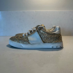 Guldiga Valentino Flycrews - Hej! Vi säljer nu dessa Guldiga Valentino Flycrews - Skick:8/10 - Alla nitar är kvar - Nypris är 4999 kr - Hör av dig vid frågor eller andra funderingar 