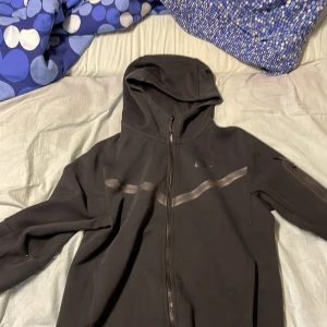 Svart Nike tech - Svart Nike tech, vill byta den mot en mindre storlek köpte den men den är för stor, vill byta mot en svart Nike tech i storlek s som är mindre än denna. Men köpa den här kan ni också göra den är knappt använd.