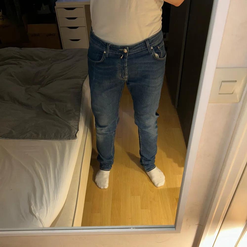 | Stilrena jeans från Jacob Cohën i mycket bra skick | | Modellen är 187 cm, 83 kg |  | Nypris ligger på 5000kr, Scarfen medförljer |  | Storlek 36, men sitter som 35-34, utan tecken på användning! | | Vid intresse är det bara att skriva i Dm 😁⭐️| . Jeans & Byxor.