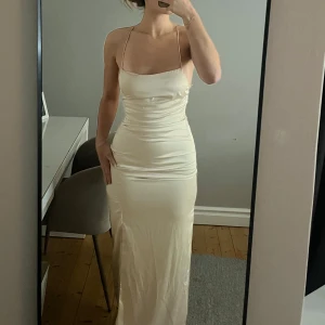 Balklänning (intressekoll) - Beige/gul/guld fin satin lång klänning som är lång på mig som är ca 170🩷 Nypris: 999kr. Skriv för bild på defekterna(skriv för bild), annars bra skicka🩷