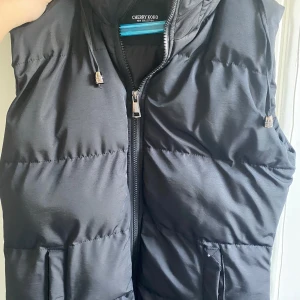 Kort pufferväst från Yes London  - Bra skick är lite sliten vid en ficka annars är den i ny skick 