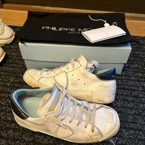 Philippe models vita - Säljer dessa sjukt snygga Philippe models i storlek 39 fits 40. Skorna är använda, skicket är 7,5/10 då sulan har släppt lite. Köptes för 3500kr Dustbag och box följer med vid köp, kan diskutera priset vid snabbaffär /// L&F CLOTHING👕