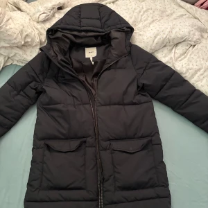 Dunjacka - Varm och fin vinterjacka åt de längre hållet, fin och mysig. Använd lite men väl tagit hand om. Den har dubbel zipp och är köpt för 1100 kr 