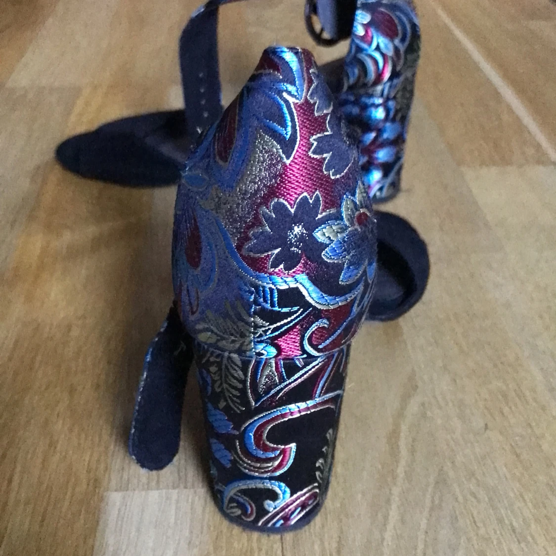 Svarta klackar med detaljer - 90