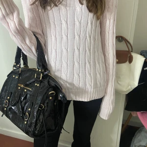 kabelstickad Ralph Lauren tröja - Säljer denna superfina tröja från Ralph Lauren! ❤️❤️ Köptes här på Plick men är ändå i mycket fint skick❤️Säljer då det inte längre är min stil ❤️ Passar nu när det börjar bli lite kyligare🥶🍁Om ni har frågor är det bara att fråga! ❤️