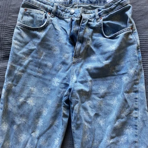 Blommiga jeans - Söta Blommiga raka jeans från bikbok, storlek W27 L30. Djur finns i hemmet