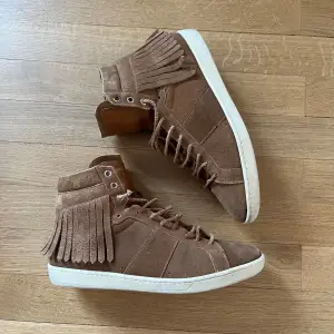 Ett par sjukt snygga höga saint Laurent skor! Perfekta inför hösten/vintern! Skick 9/10 nästintill nya och box, dustbag, extra laces och kvitto tillkommer! Vid frågor eller funderingar är det bara att höra av sig!